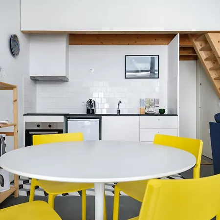 아파트 Cool Alegria Loft Mezzanine Retreat 포르투